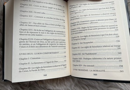 ‘‘Minhâj Al-Muslim’’ (La voie du musulman) comprend cinq parties, chacune se composant de plusieurs chapitres. La première est consacrée à la foi ; la deuxième au compor (5)