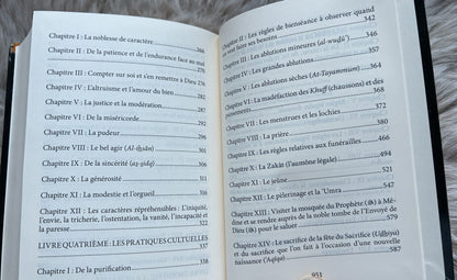 ‘‘Minhâj Al-Muslim’’ (La voie du musulman) comprend cinq parties, chacune se composant de plusieurs chapitres. La première est consacrée à la foi ; la deuxième au compor (6)